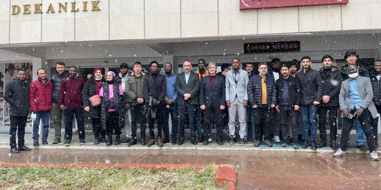 FÜ Rektörü Göktaş, yabancı uyruklu öğrencilerle bir araya geldi