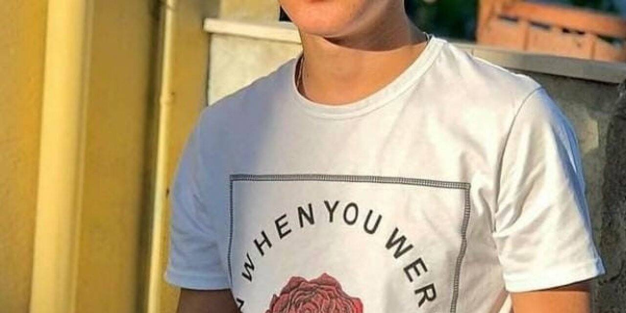 Yolda yürürken bıçaklandı