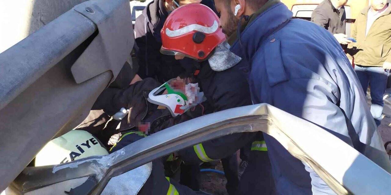Otomobil ok gibi bariyerlere saplandı, araçta sıkışan sürücü güçlükle çıkarıldı