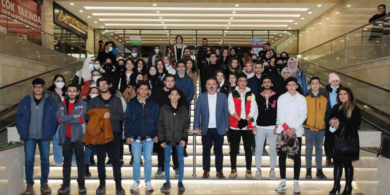 Sincan Belediye Başkanı Murat Ercan öğrencileri, Kesişme: İyi Ki Varsın Eren” filmine götürdü