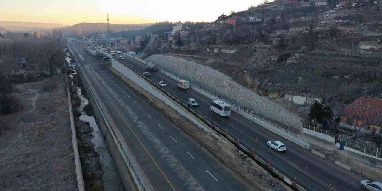 Büyükşehir Mavi Göl Girişi Kavşağı’nın ilk etabını tamamladı