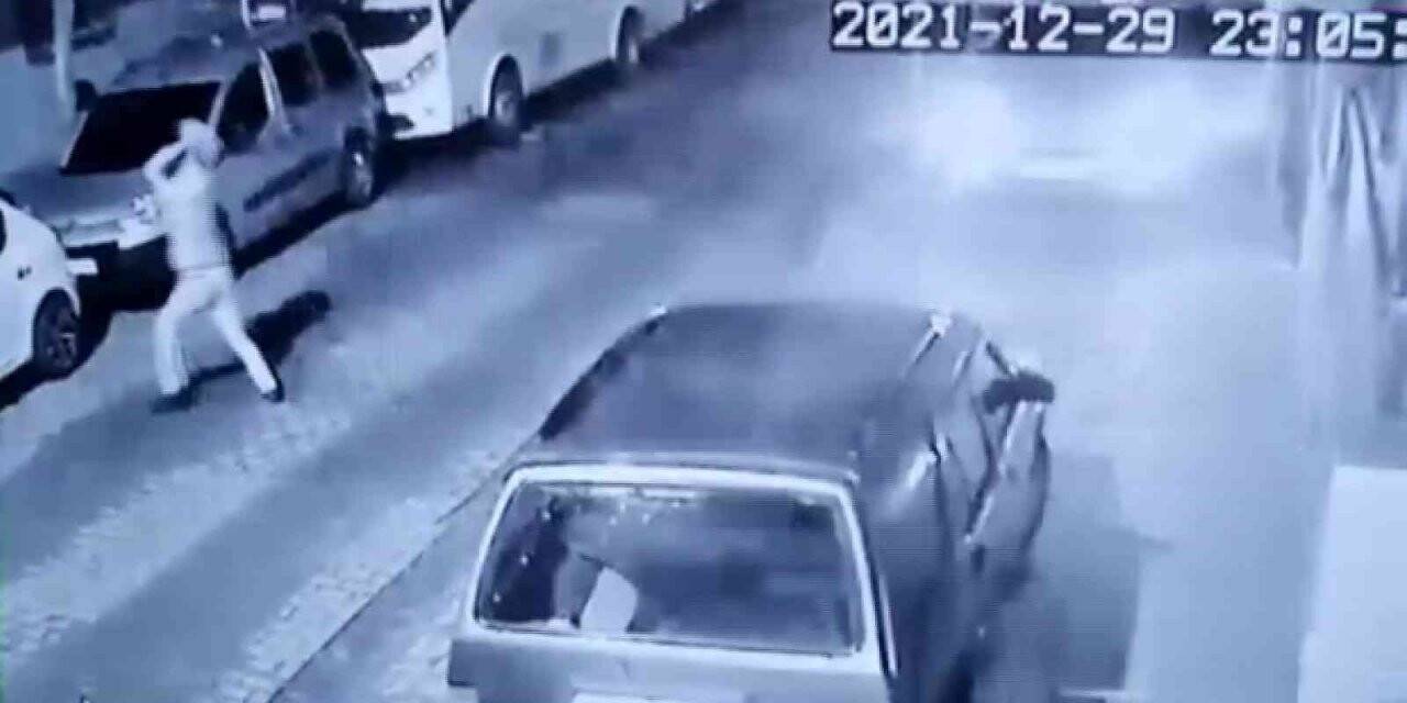 Alkol alıp ev arkadaşıyla kavga etti, sokaktaki araçların camını kırdı