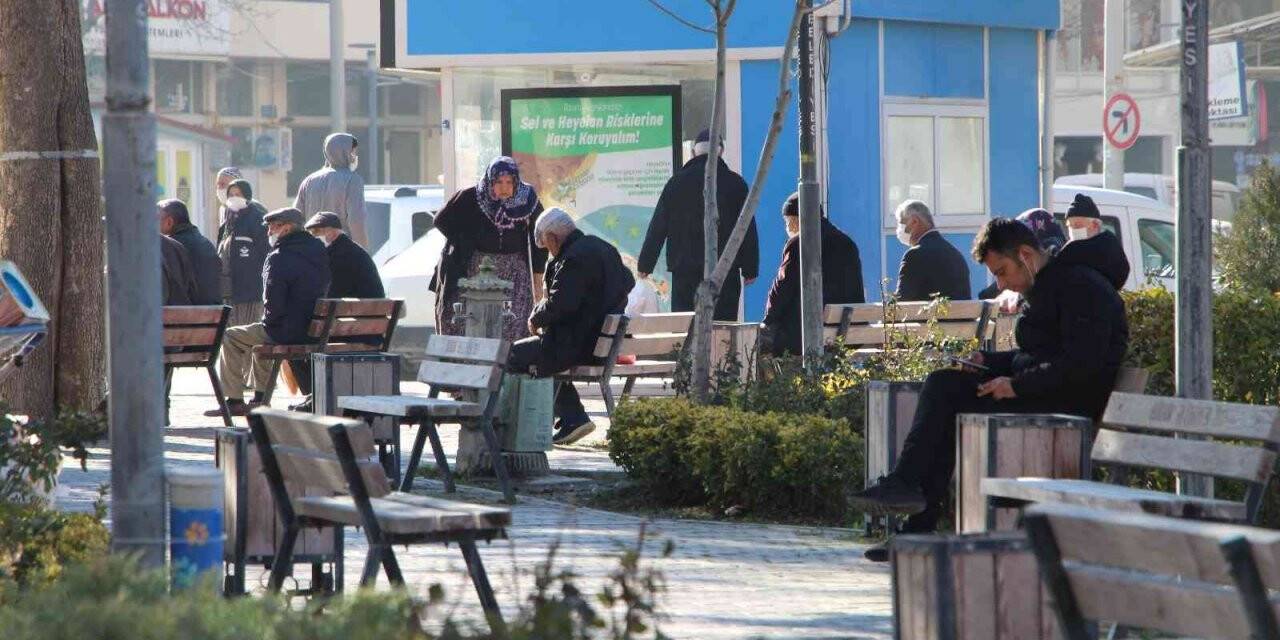 Sıcak havayı fırsat bilen Burdurlular soluğu dışarıda aldı