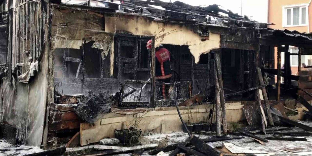 Yaşlı çiftin kaldığı baraka alev topuna döndü