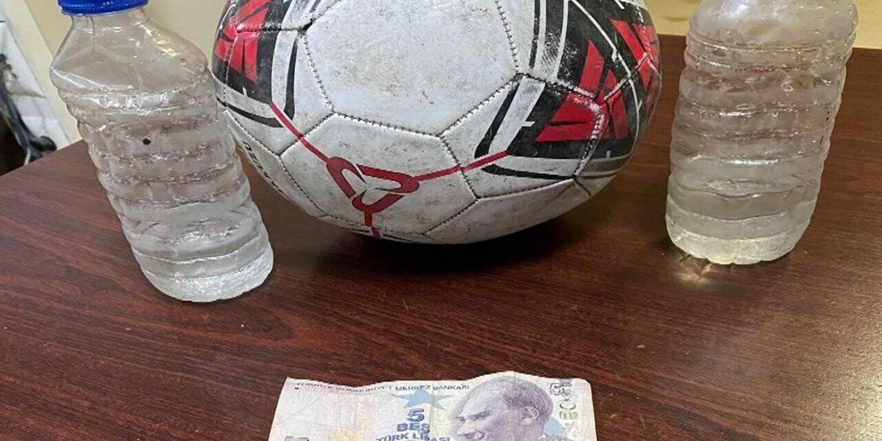 Parkta pet şişeler ve futbol topuyla kumar oynarken yakalandılar
