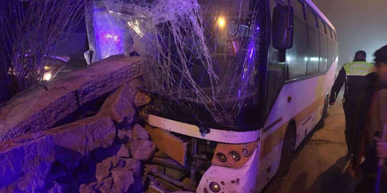 Belediyeye ait yolcu otobüsü istinat duvarına çarptı: 2 yaralı