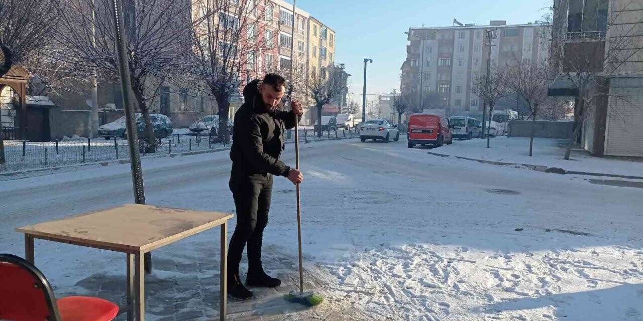 Iğdır’da esnaf yeni haftaya kar temizleyerek başladı