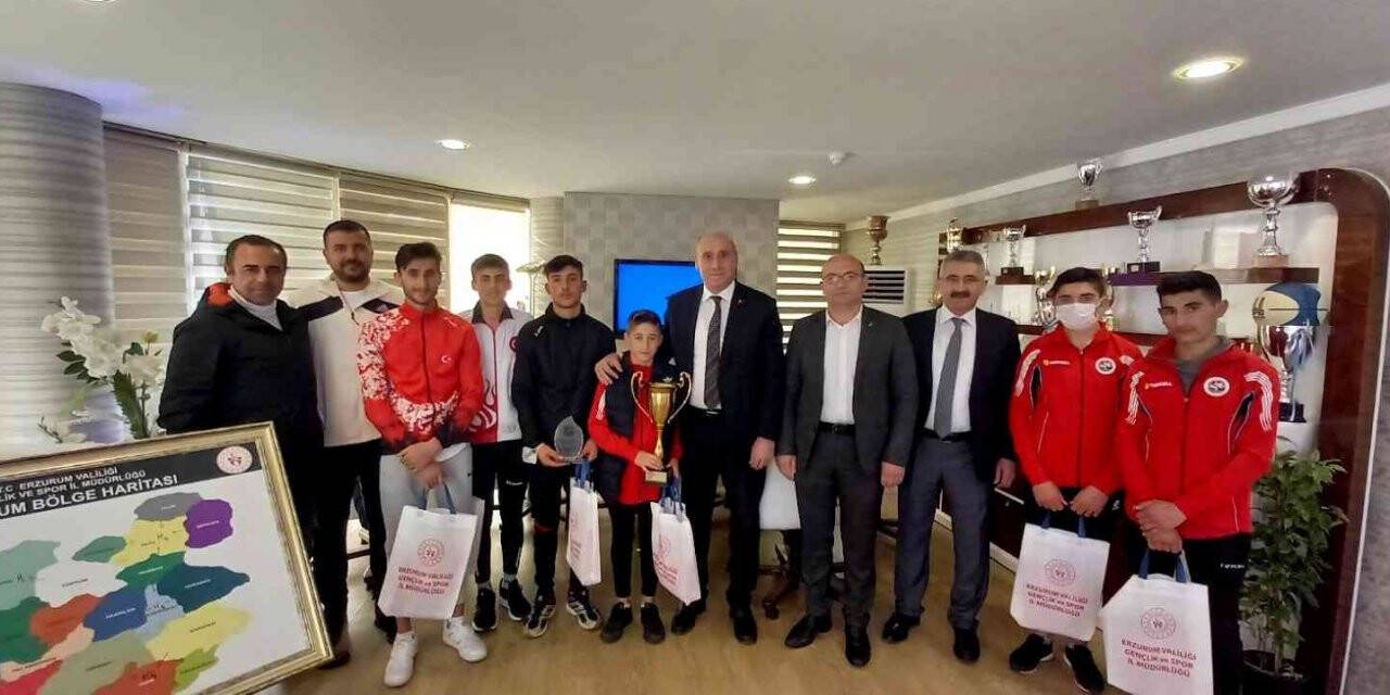 Şampiyon Karayazı Belediyespor Atletizm takımına GSİM’den ödül
