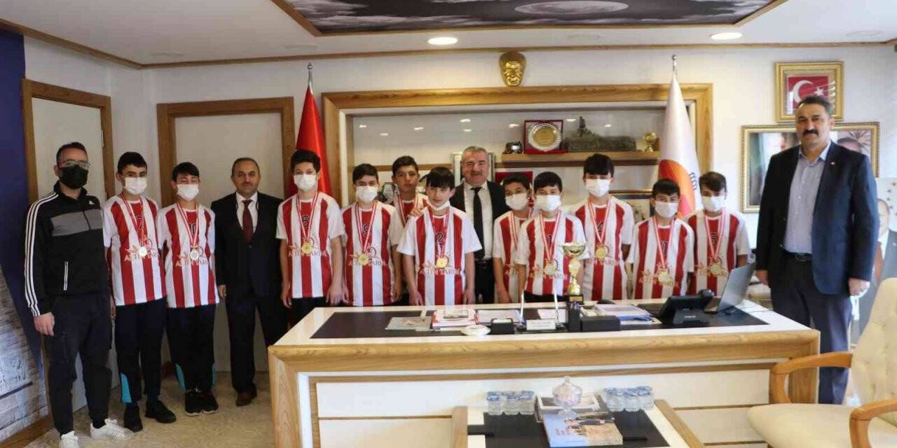 Özdemir: “Öğrencilerimizin yanında ve destekçisiyiz”