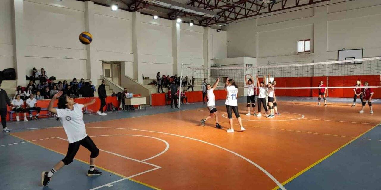 Cizre Emniyet Müdürlüğü öğrenciler için voleybol turnuvası başlattı