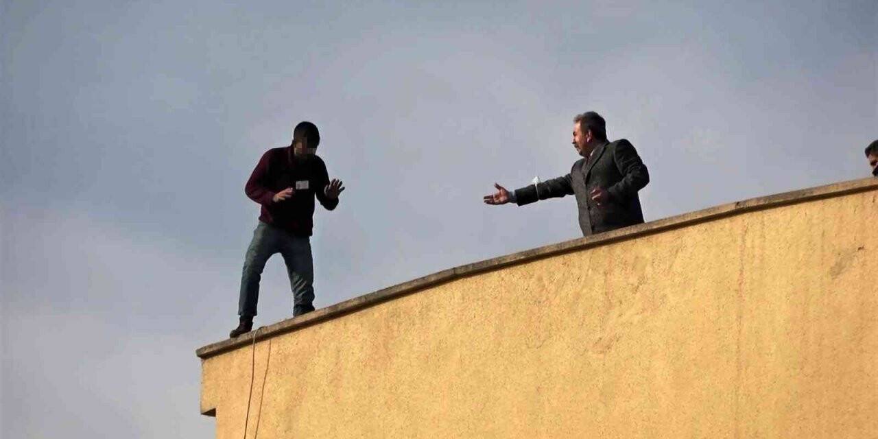 Polisleri saatlerce uğraştırdı, emniyet müdürü çatıya çıkıp ikna etti