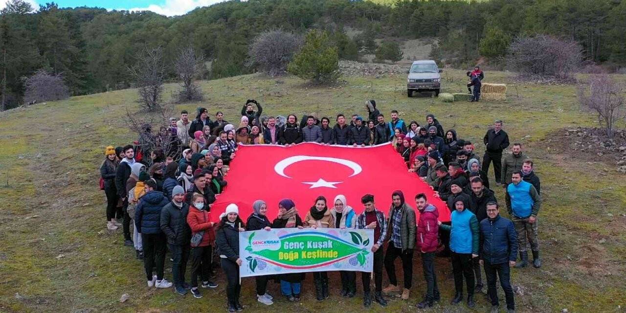 Uşak Belediyesi, üniversite öğrencilerine doğa yürüyüşü düzenledi