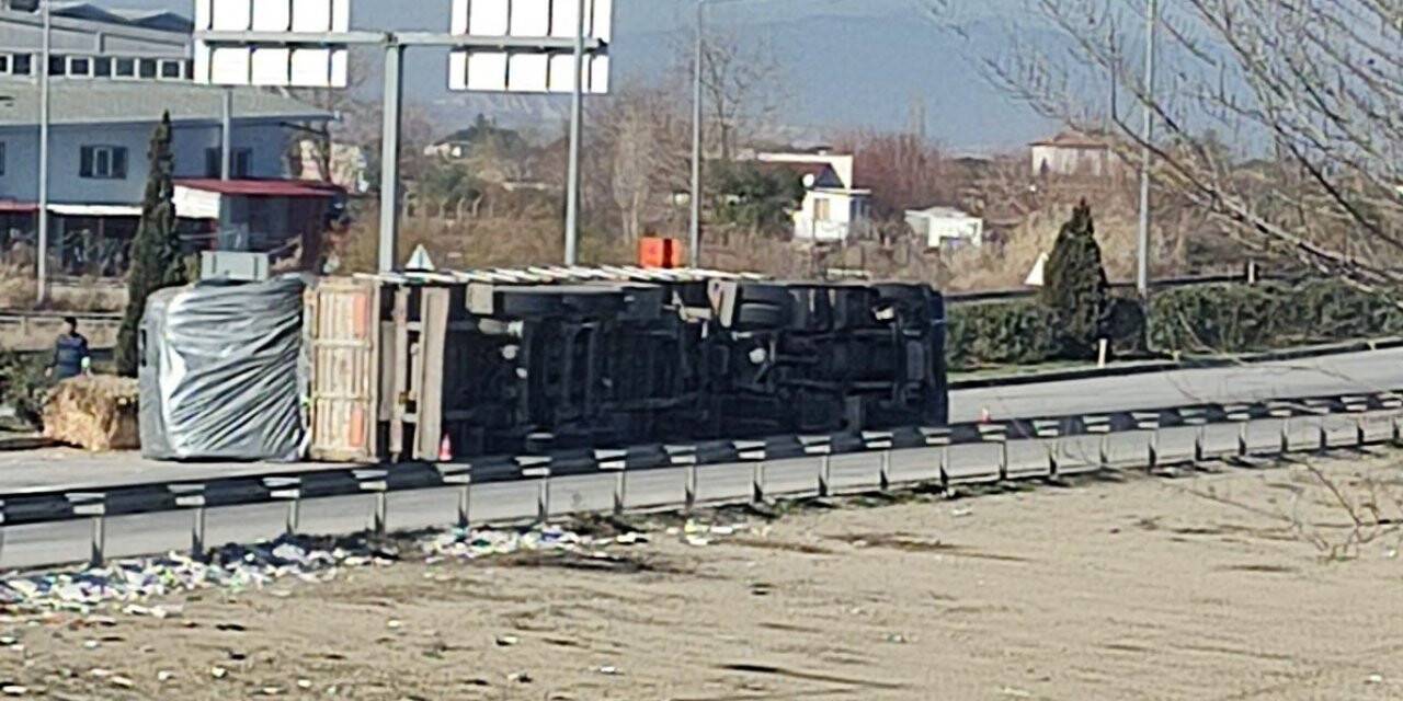Saman balyası yüklü tır devrildi