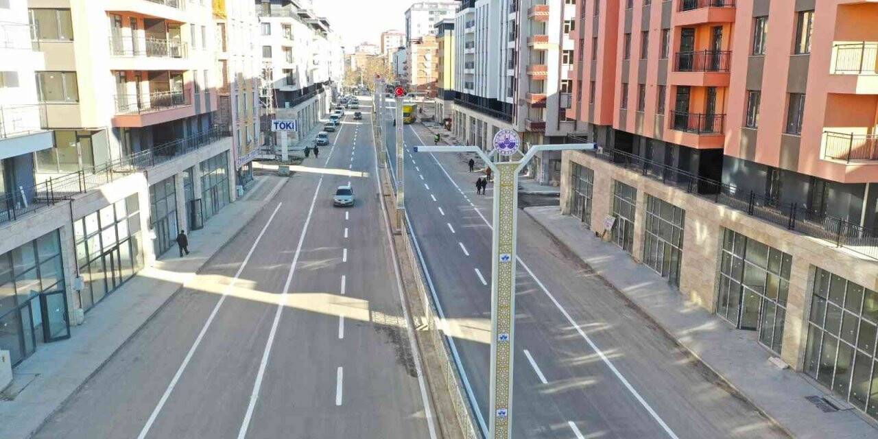 Elazığ’da bulvarlar yenilenerek depremin izleri siliniyor