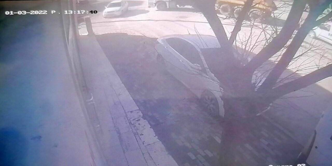 Tıra çarpmamak için manevra yapınca iş yerinin duvarına girdi