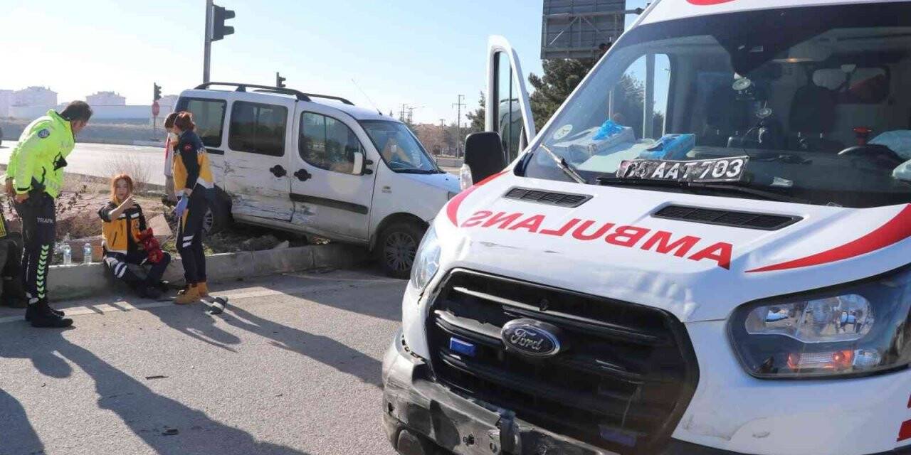 Vakaya giden ambulansla hafif ticari araç çarpıştı