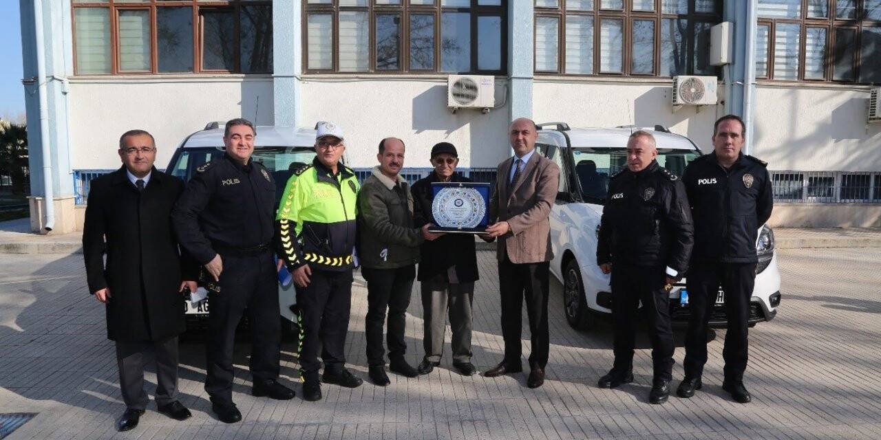 Bağışlanan 2 araç törenle teslim alındı