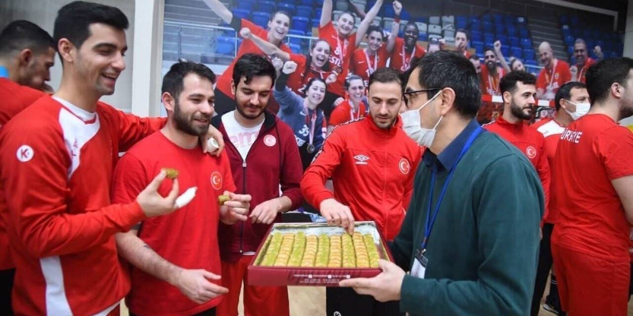 Başkan Vidinlioğlu’ndan A Milli Hentbol Takımına baklava ikramı