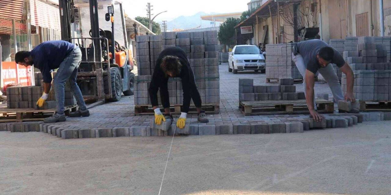 Gıda Çarşısı’nın yolları adım adım yenileniyor