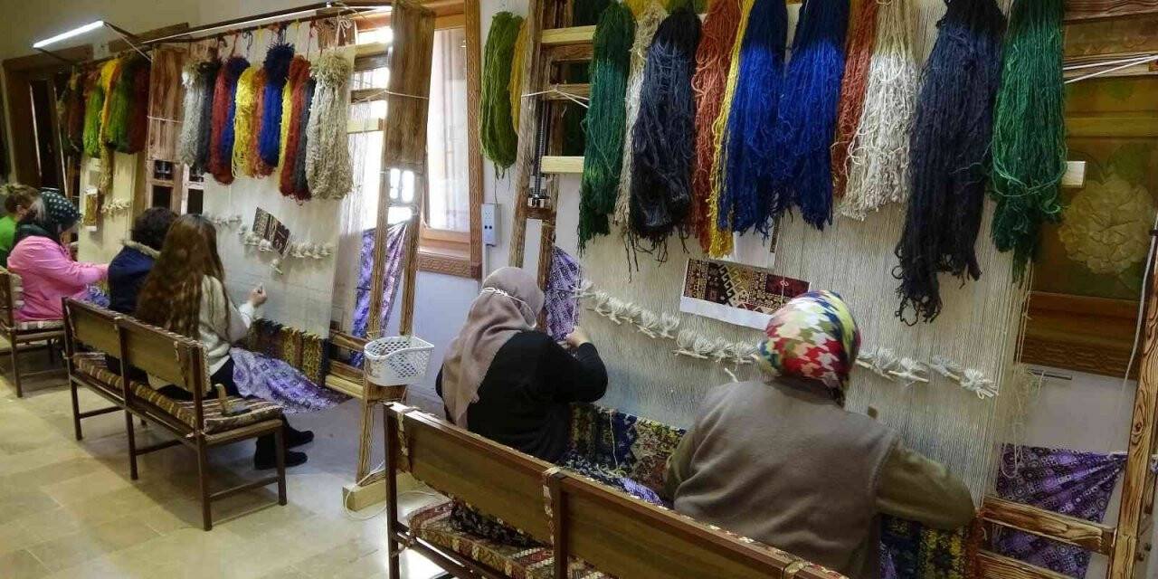 Ispartalı kadınlar halı dokumacılığını tekrar canlandırıyor