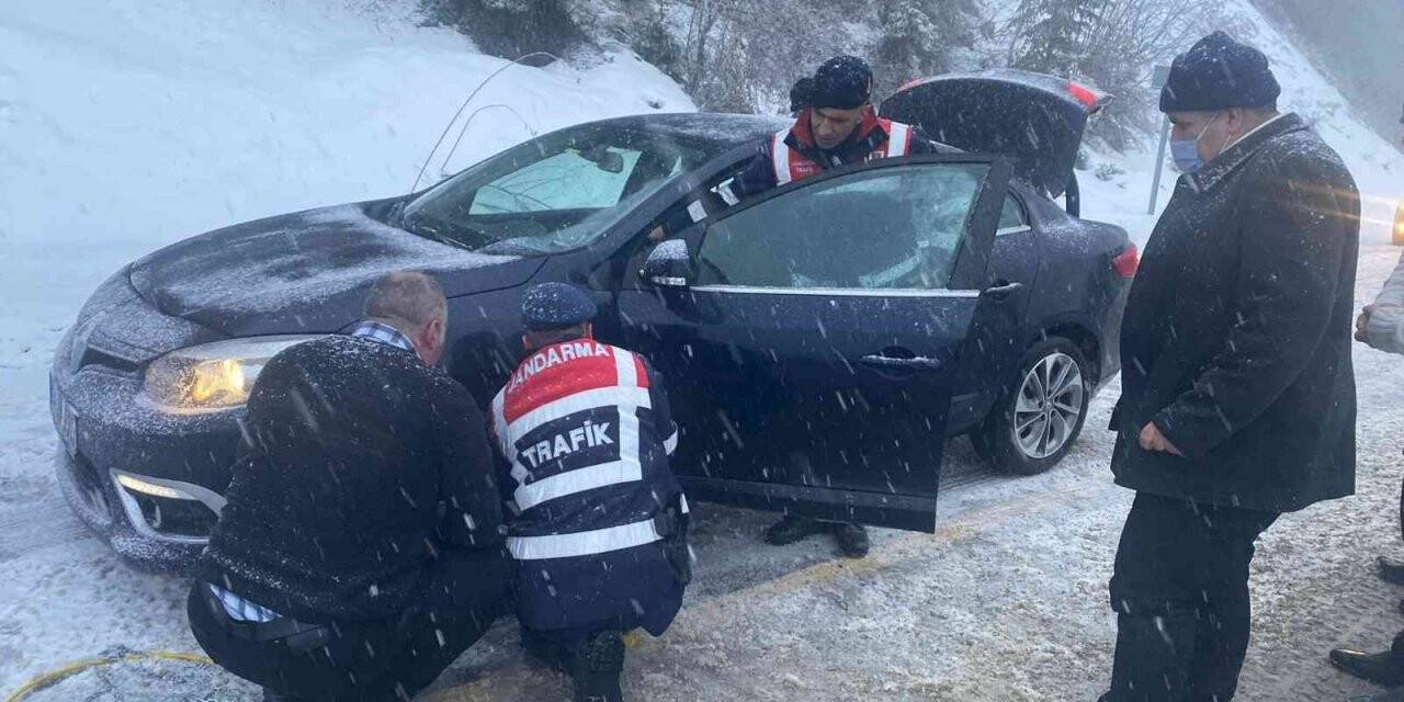Karlı yolda kalan araçları jandarma ekipleri kurtardı