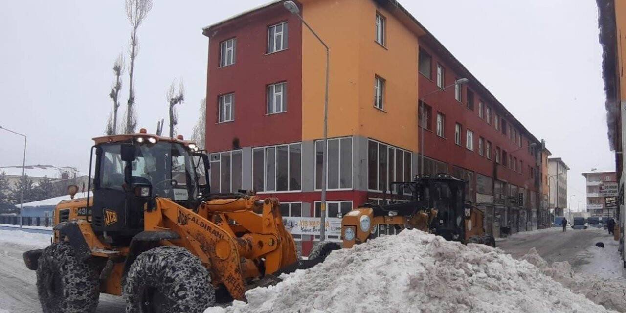 Çaldıran’da karla mücadele çalışmaları devam ediyor