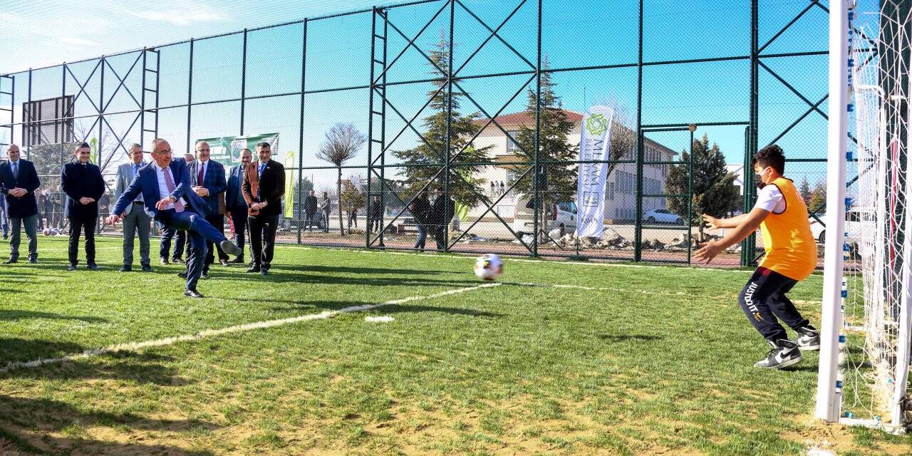 Meram’da 10 okul halı sahaya kavuştu