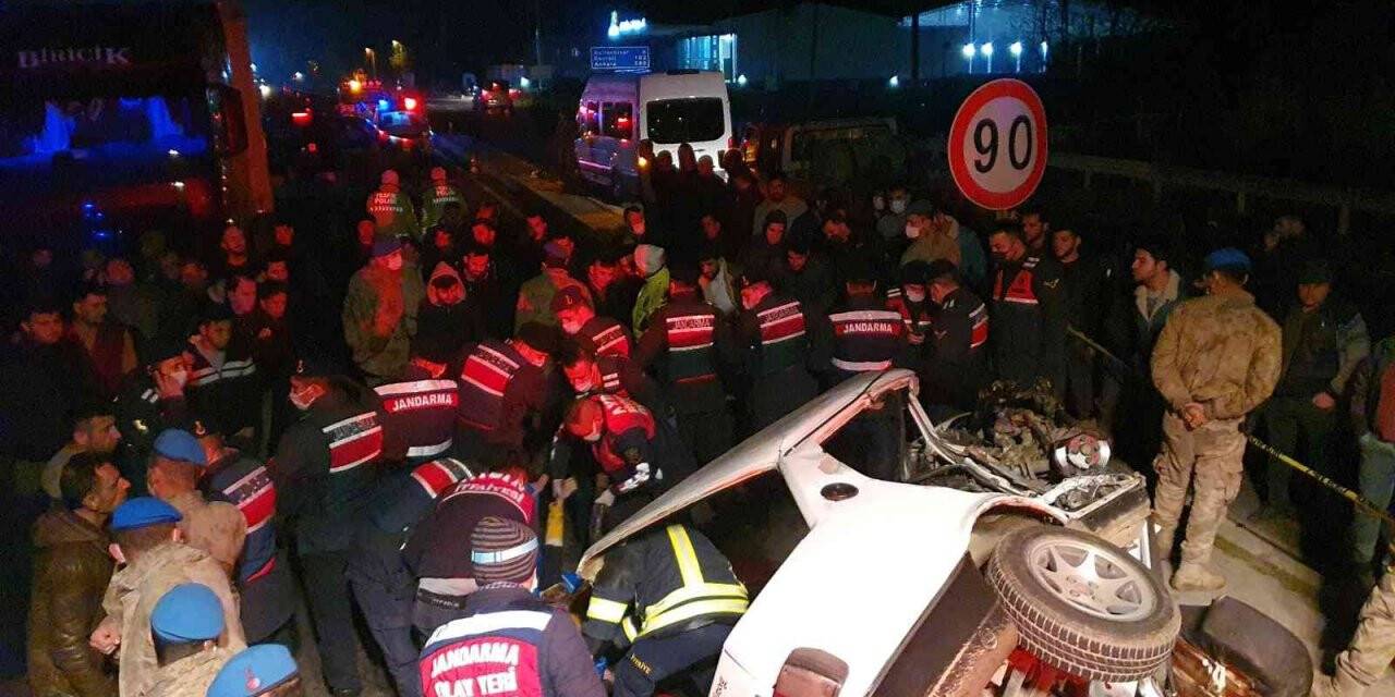 Gençlerin hayatını kaybettiği feci kaza son sürat geldi, o anlar kamerada