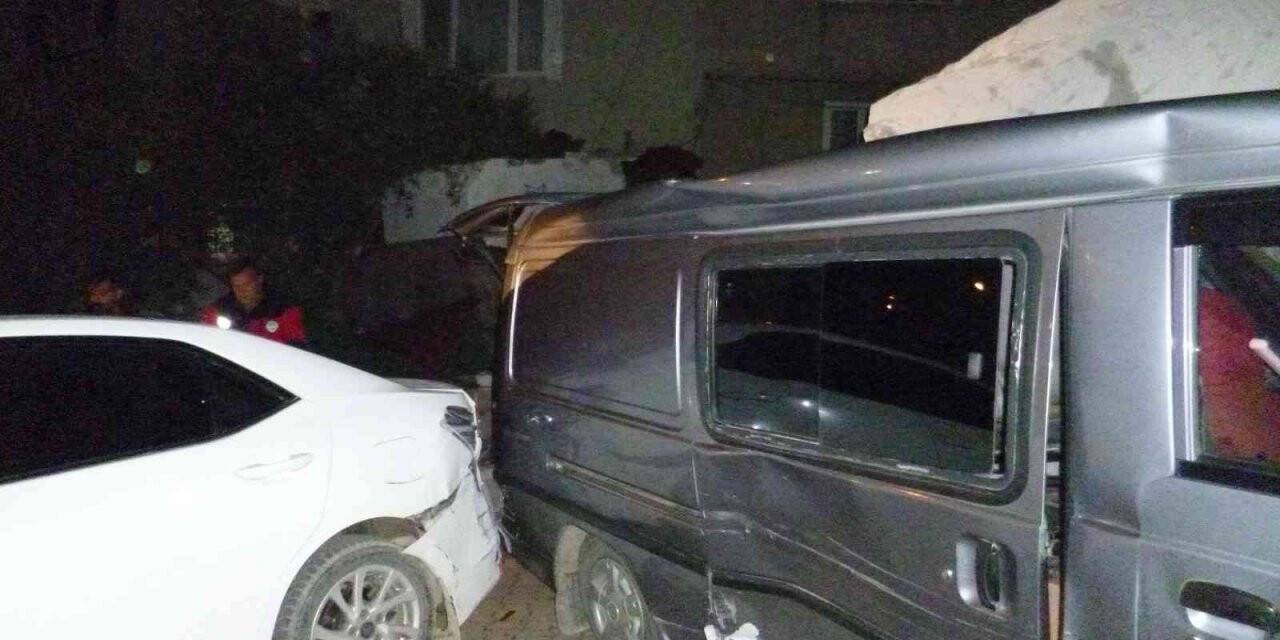 Bilecik’te freni boşalan tır önce 3 araca, sonra apartmana çarparak durabildi