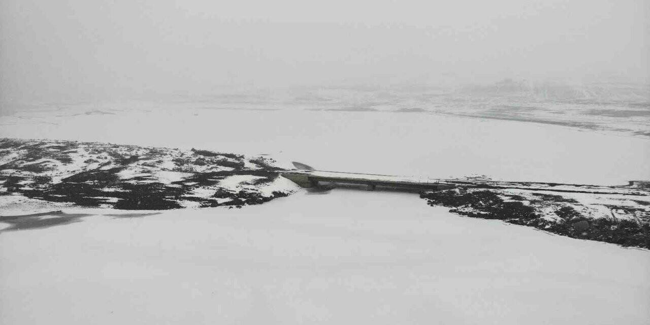 Alparslan-1 Barajı’nın yüzeyi kısmen dondu