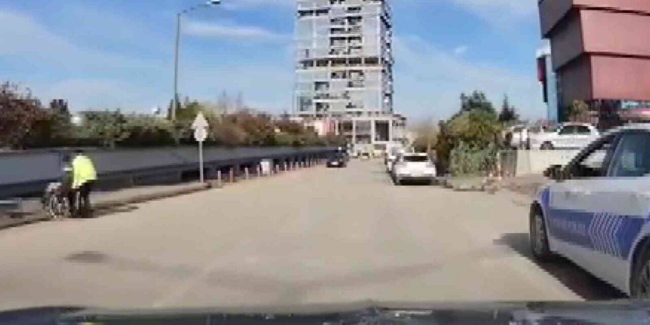 Engelli vatandaşın imdadına trafik polisi yetişti