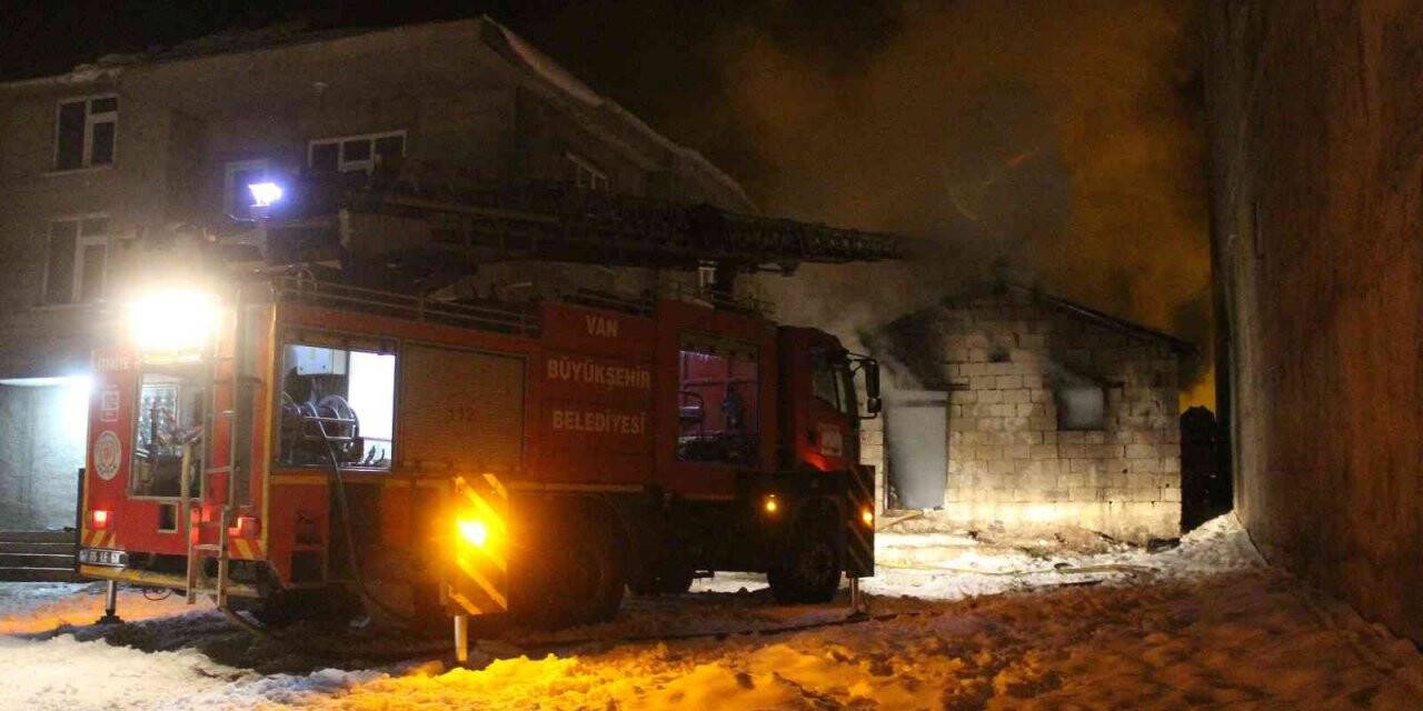 Muradiye’de odunluk yangını