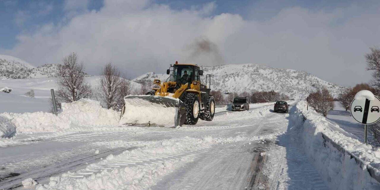 Sivas’ta karla mücadele, bin 7 yol ulaşıma açıldı