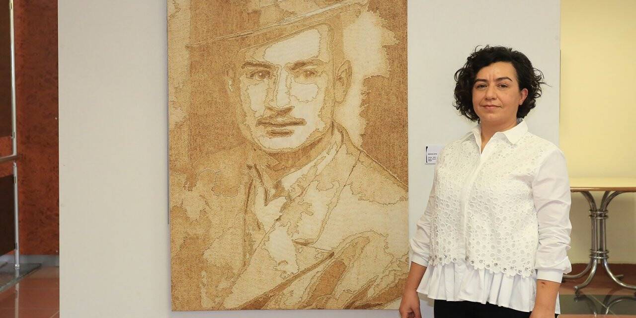 Kumaşları yakarak yaptığı portreleri beğeniye sundu
