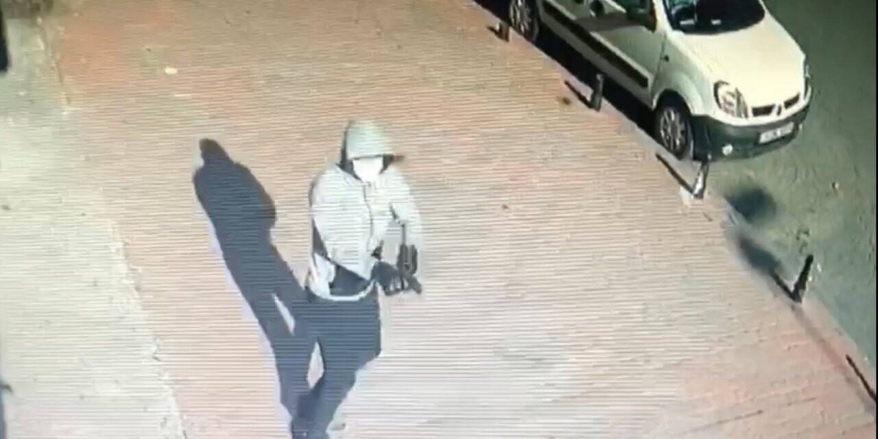 İstanbul’da iş yerine silahlı saldırı kamerada: sokakta yürüyen kadın dehşeti yaşadı