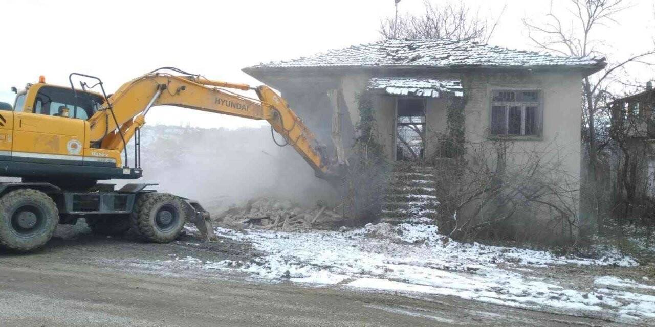 Kavak’ta metruk binalar yıkılıyor