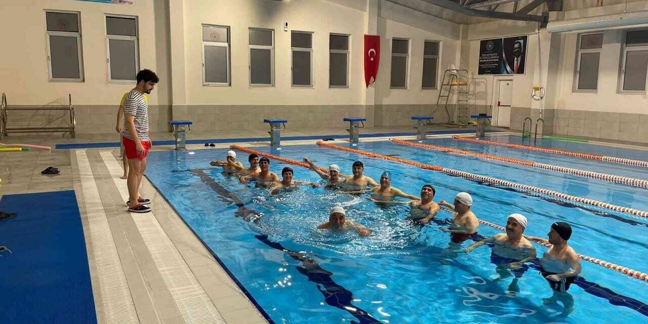 Selendili muhtarlar yüzmeyi öğreniyor