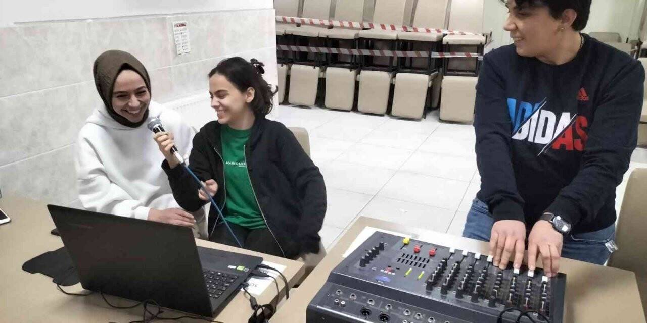 Gençler karaoke etkinliğinde gönüllerince eğlendi