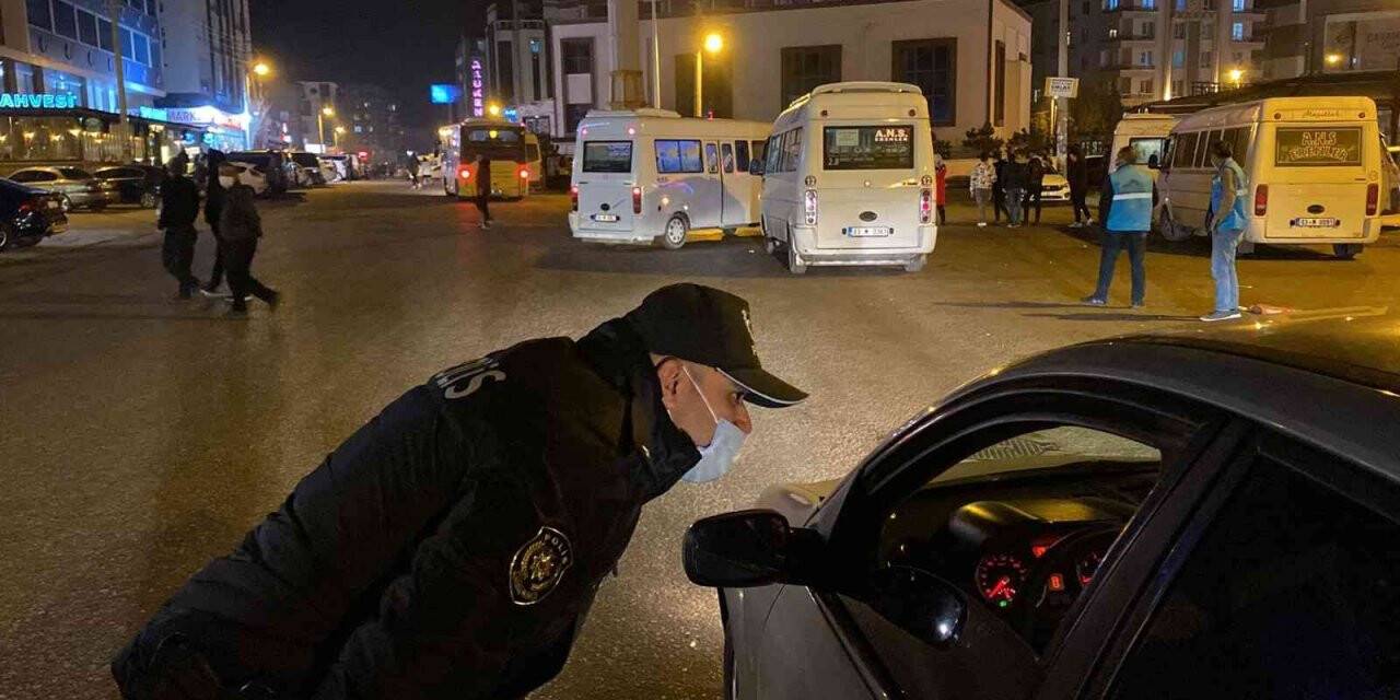 Üniversite öğrencilerinin yoğun olduğu bölgede polis denetimi