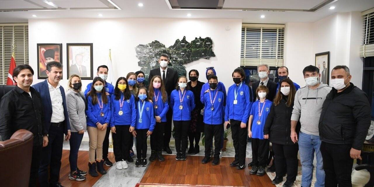 Başkan Kocaman, Kartepe Belediyesi Yüzme Takımını misafir etti