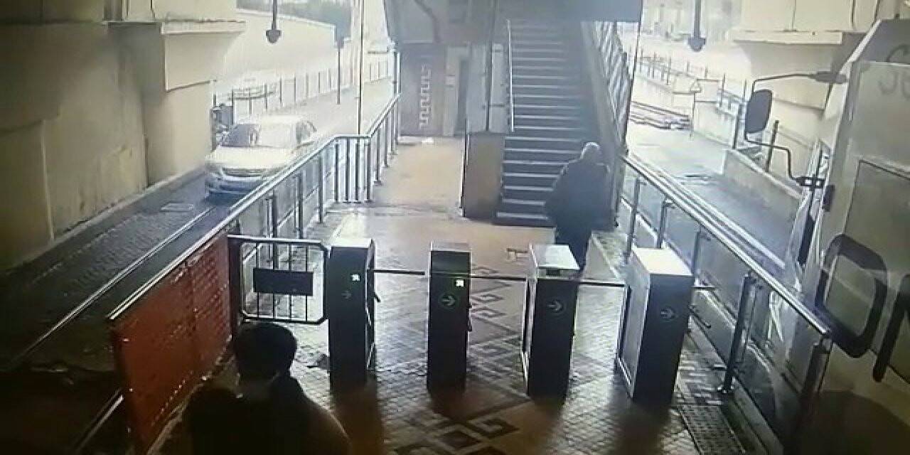Fatih’te tramvay yoluna giren sürücü şaşkınlığı