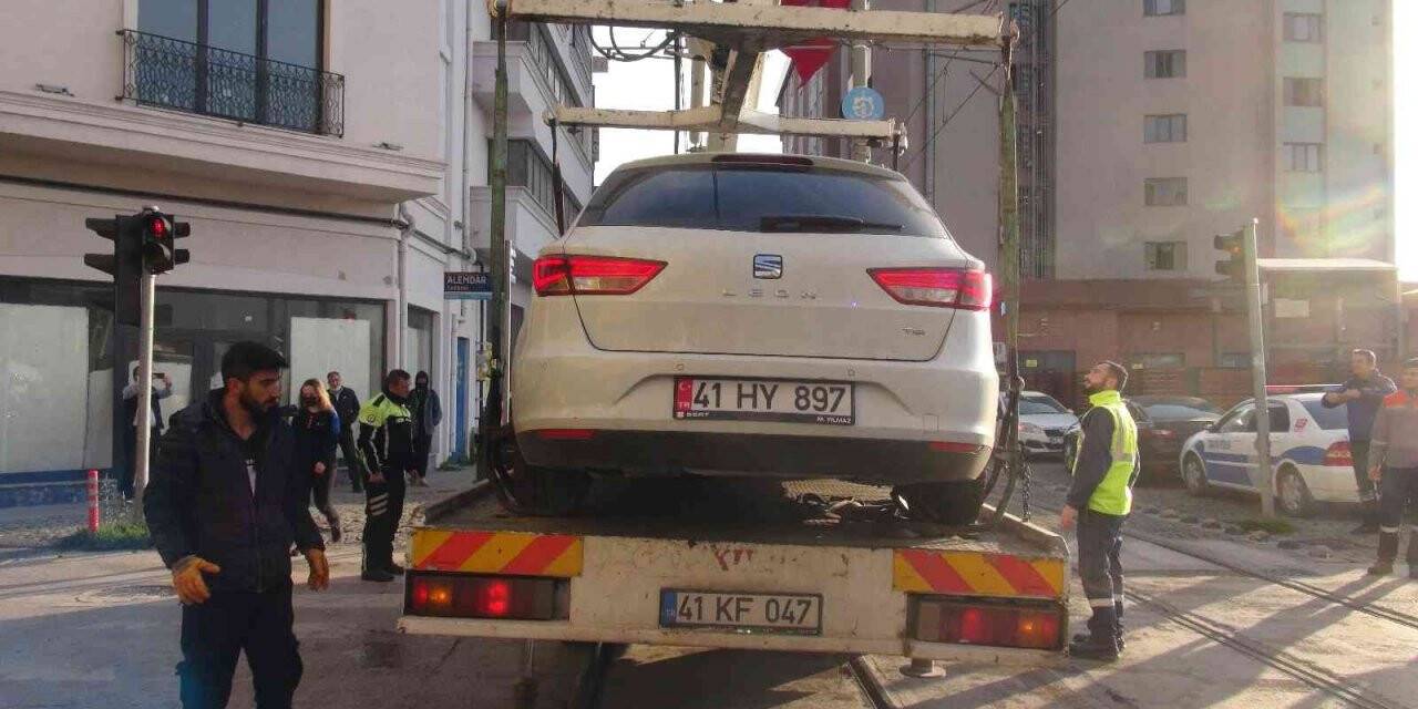 Tramvay ile otomobil çarpıştı, otomobilin içerisindeki 2 vatandaş yaralandı