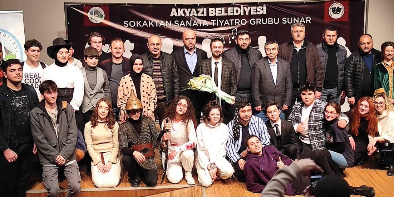 Akyazı’da iki farklı tiyatro oyunu seyirci ile buluştu