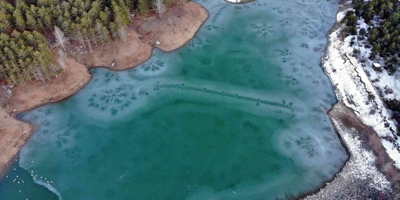 Yozgat’ta donan gölet kartpostallık görüntüler oluşturdu