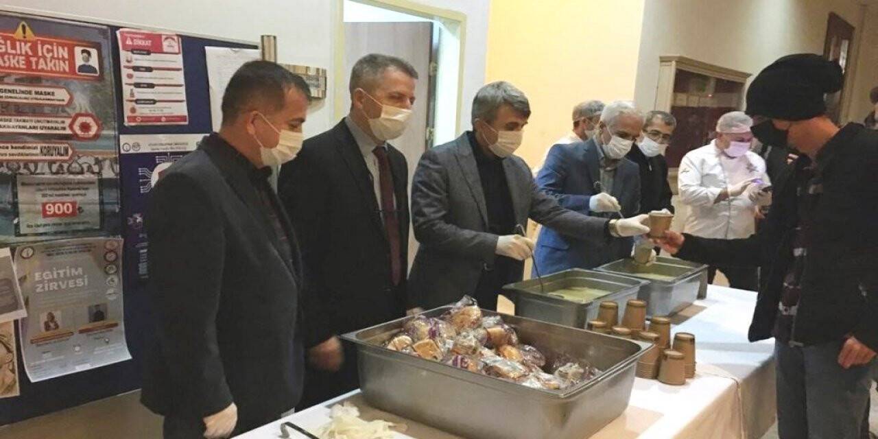 Rektör Uysal’dan öğrencilere çorba ikramı