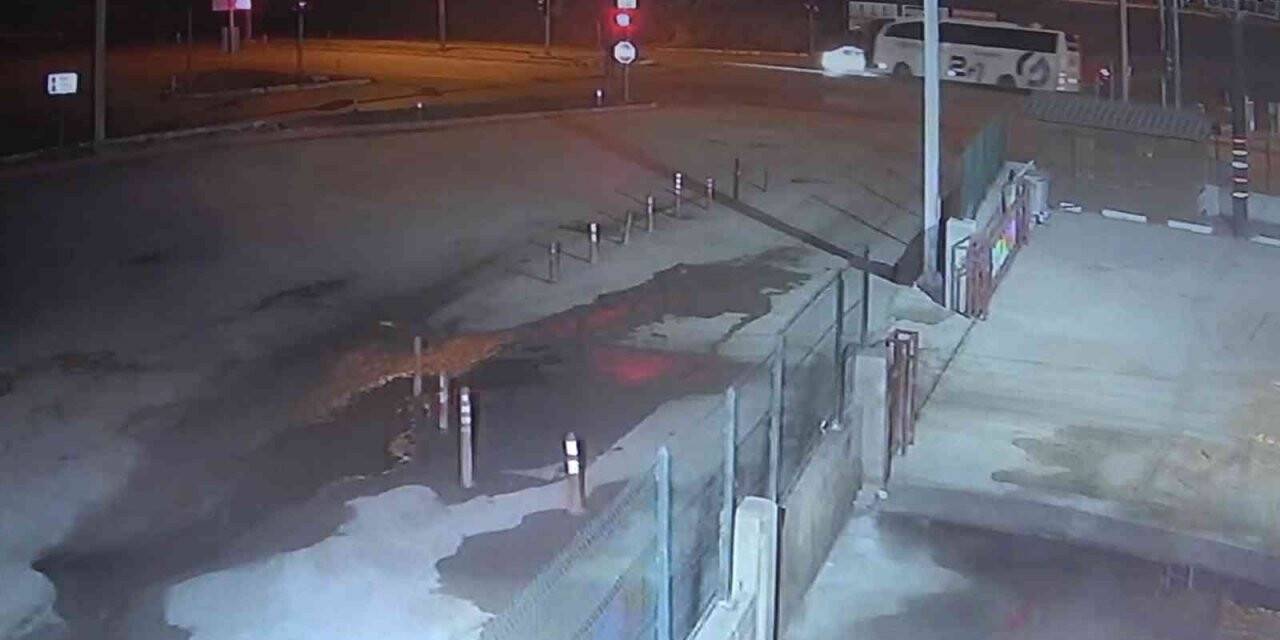 Yolcu otobüsünün çarptığı otomobil hurdaya döndü