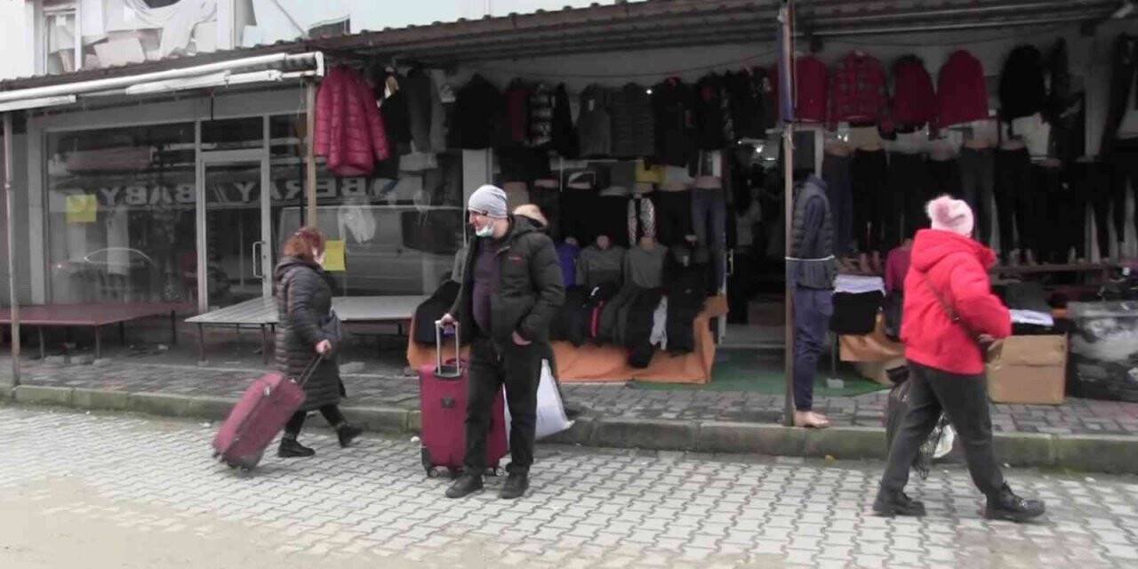 Gürcüler boş bavullarla gümrük kapısından geçip, dolu bavulla dönüyorlar