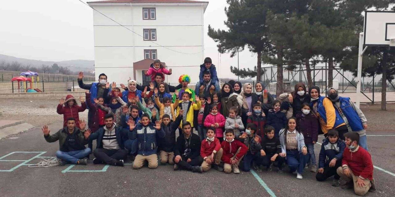 Kırsal mahalledeki öğrencilere sosyal etkinlik