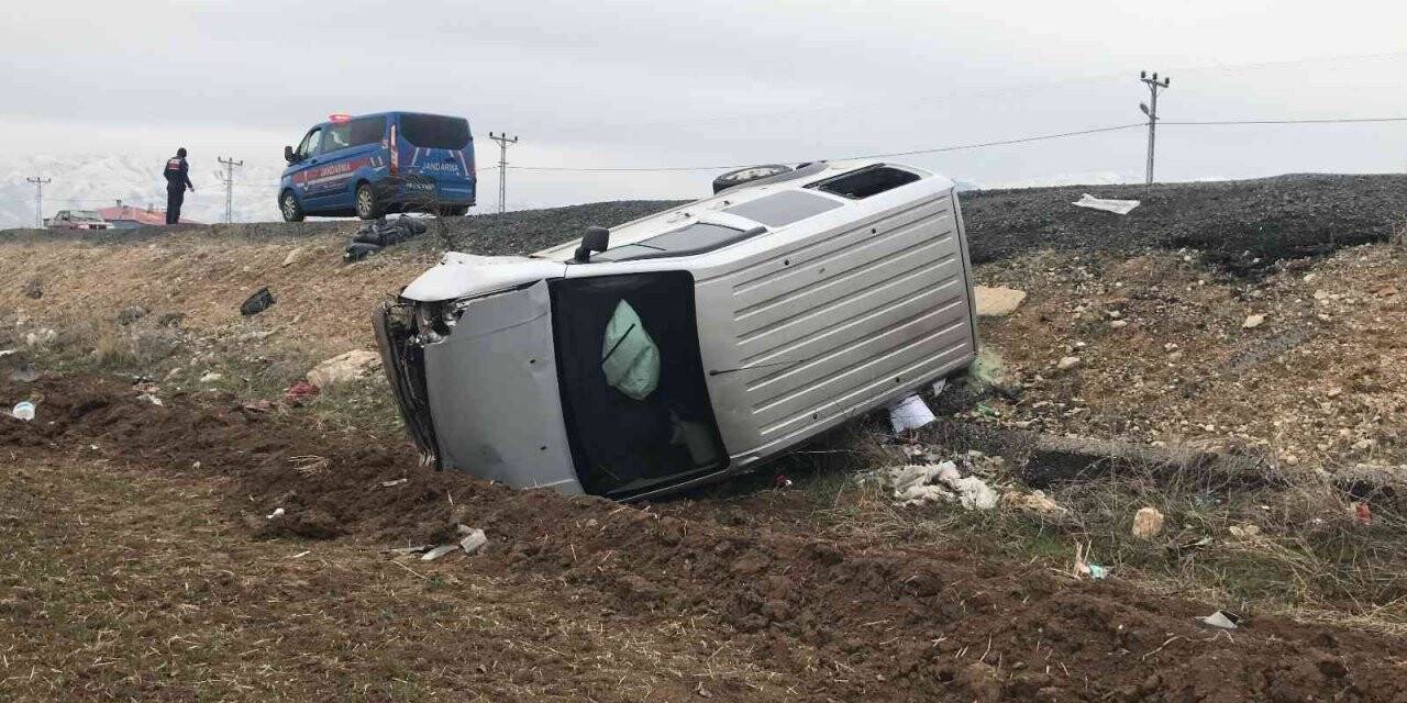 Elazığ’da hafif ticari araç şarampole yuvarlandı: 4 yaralı