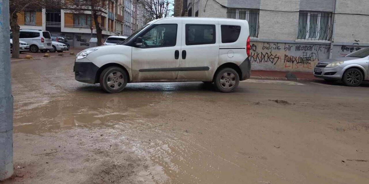 Her yağmur sonrası oluşan çamur manzarasına isyan ediyorlar